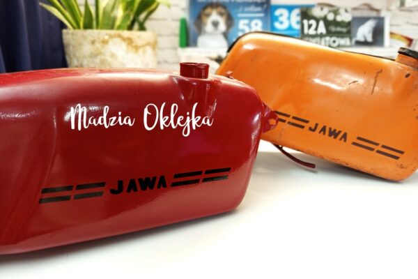 Odtworzenie oklein na baku motocyklu Jawa, klient detaliczny – Krzykawka